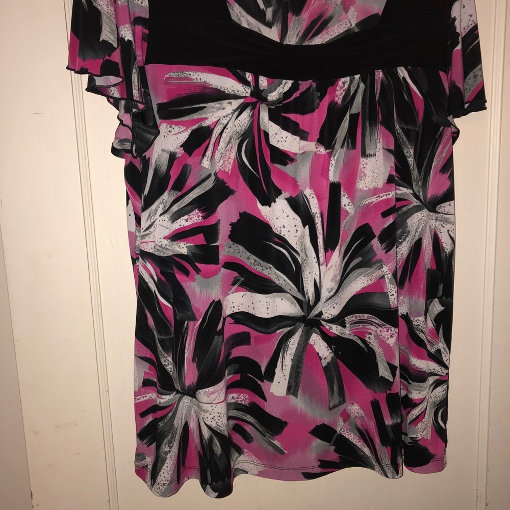 Size 18/20 lightweight slinky, super cute, blouse